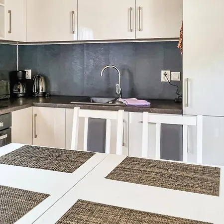 2 Bedroom Stunning Stacaravan In Lohmen Am *